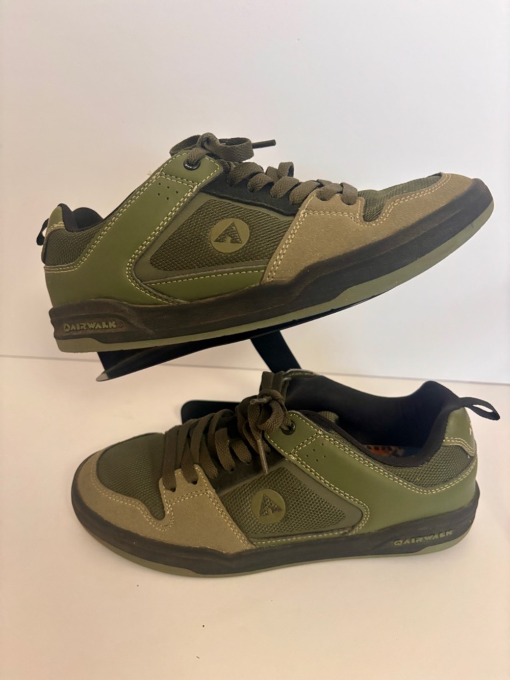 Airwalk Boys Spin Sneakers in olive green size 6 Boys